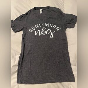 Gray 'Honeymoon Vibes' V-Neck T-Shirt